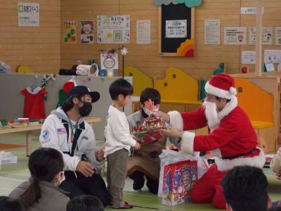 サンタさんからプレゼントをもらう子どもたち