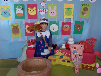 餅つきする男の子