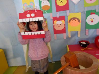 獅子舞から顔を出すおんなのこ