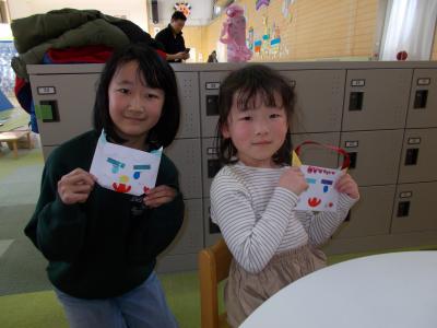 鬼のバッグをみせる二人の女の子