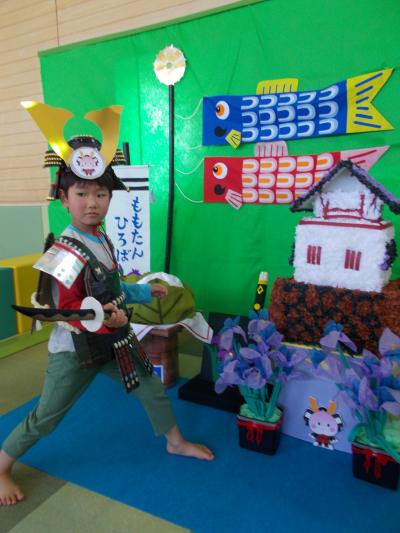 端午の節句の飾りの中でポーズする男の子