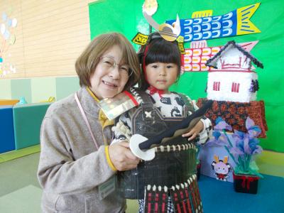 端午の節句の飾りの中でほほ笑む家族